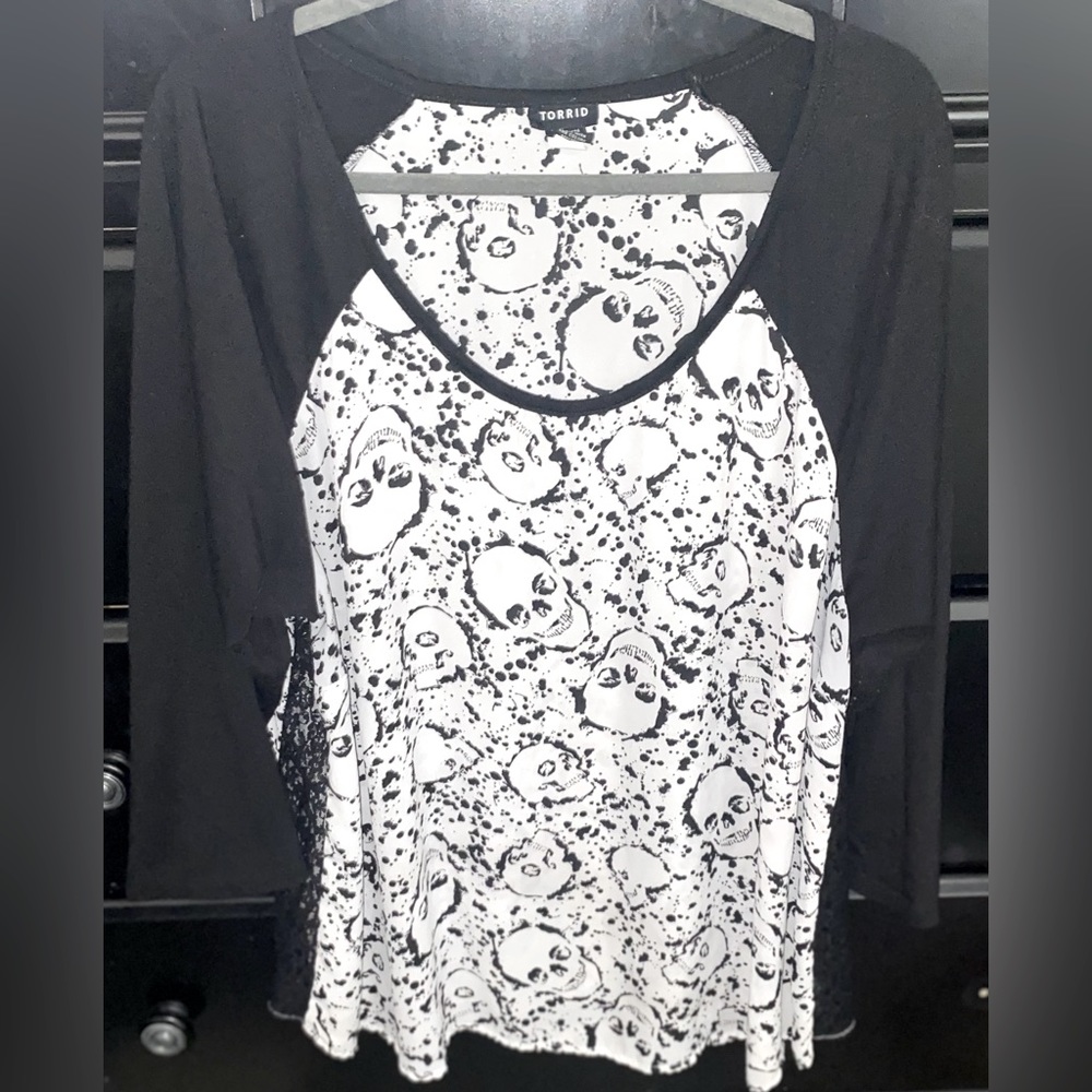 TORRID SIZE 3 SKULL TOP